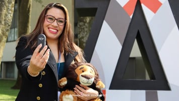 ganadora del sorteo anahuac con llave de su premio 