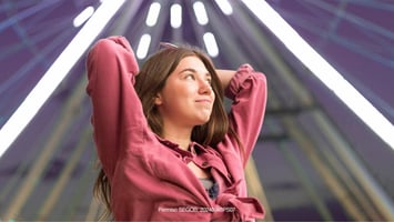 mujer con fondo de rueda de fortuna