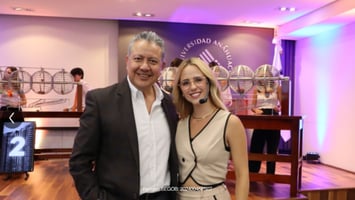 presentadores del sorteo magno en primer plano con foro de television detrás