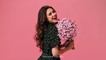 Mujer suertuda y feliz con flores de primavera