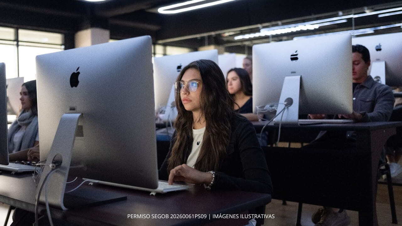 alumna becada de sorteo anahuac 