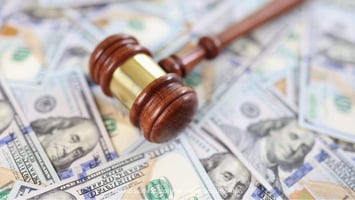 martillo de justicia sobre dinero de sorteo legal 