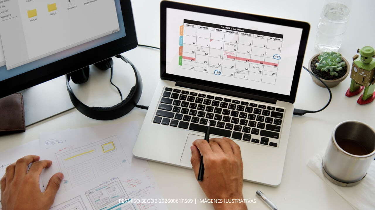 persona organizando su calendario en bloques de tiempo