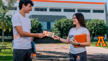 alumnos de la anahuac comprando un boleto de sorteo en mexico 