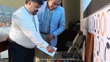 inspector verificando boleto ganador de sorteo anahuac 