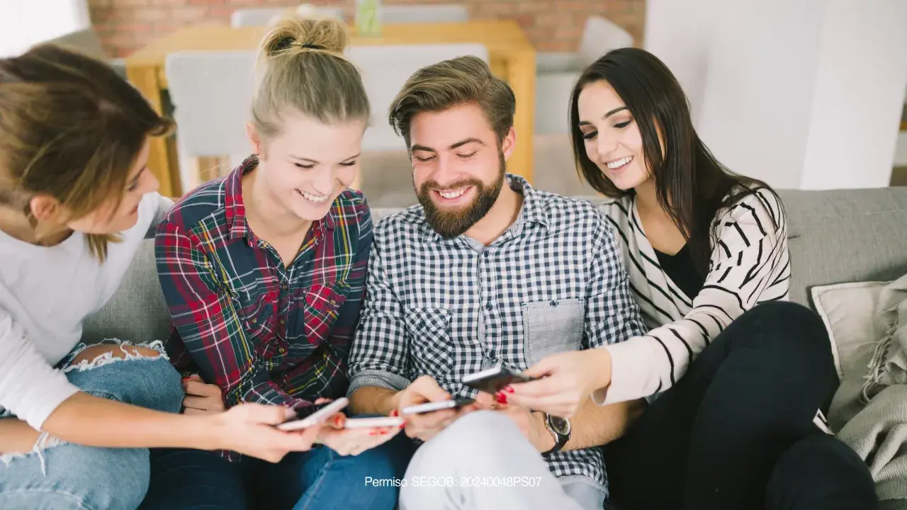 Amigos viendo un celular comprando un boleto 
