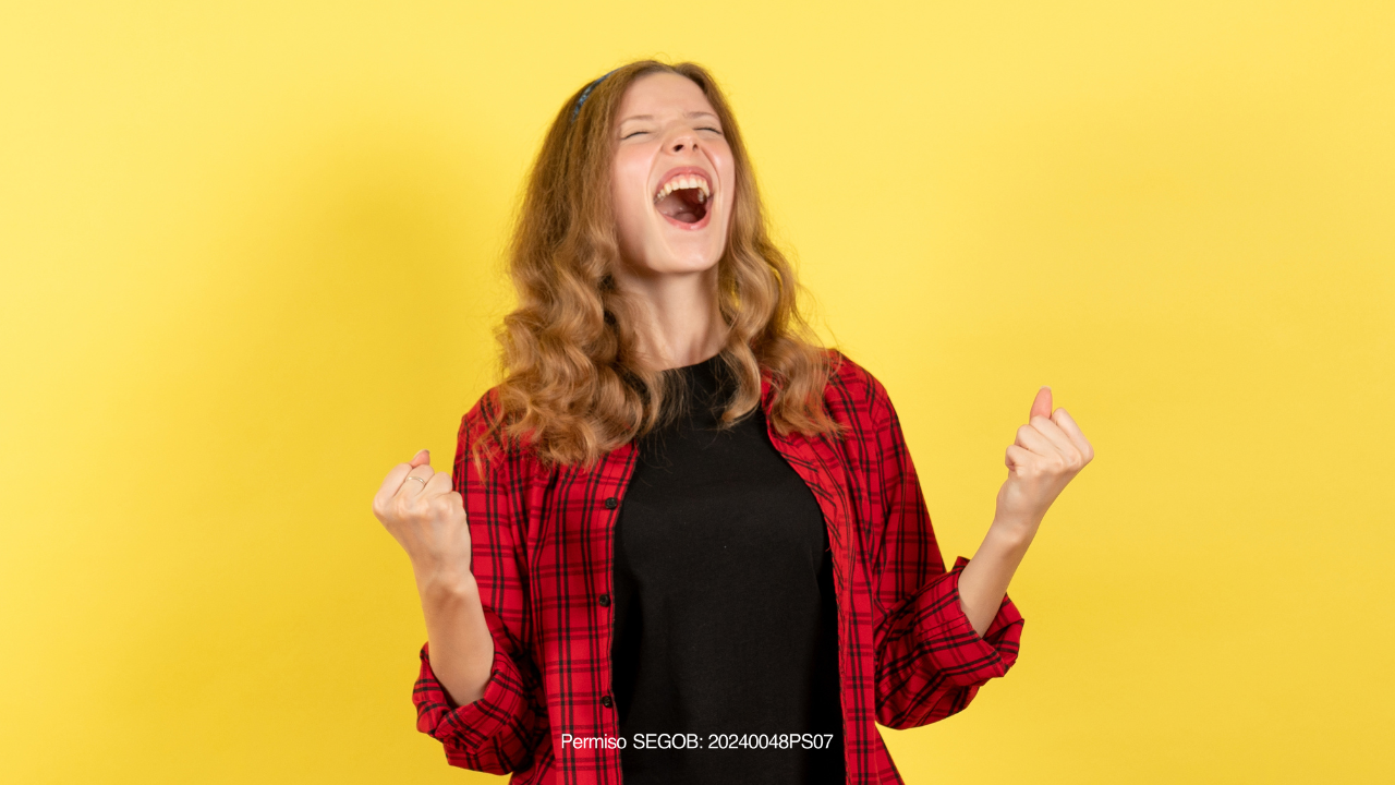 mujer feliz por que gano el sorteo anahuac