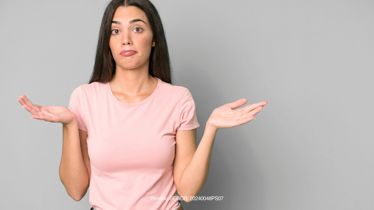 mujer confundida con blusa rosa 