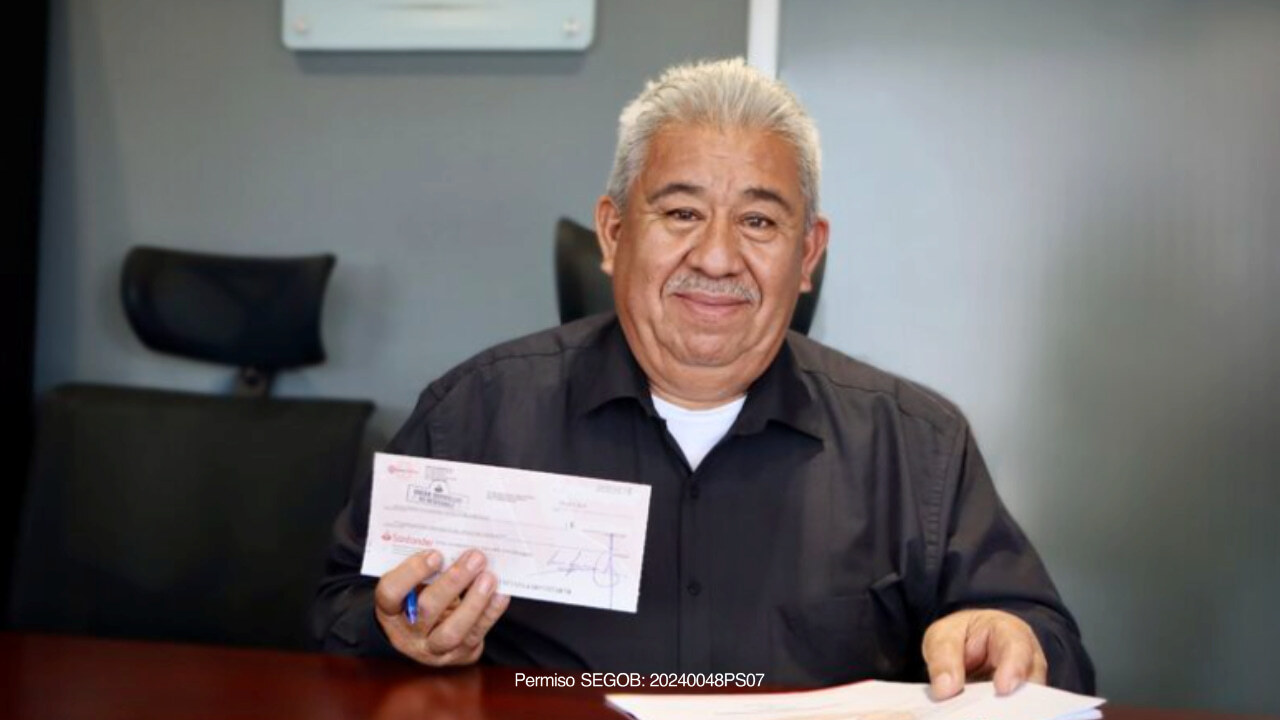 ganador del sorteo anahuac con su premio