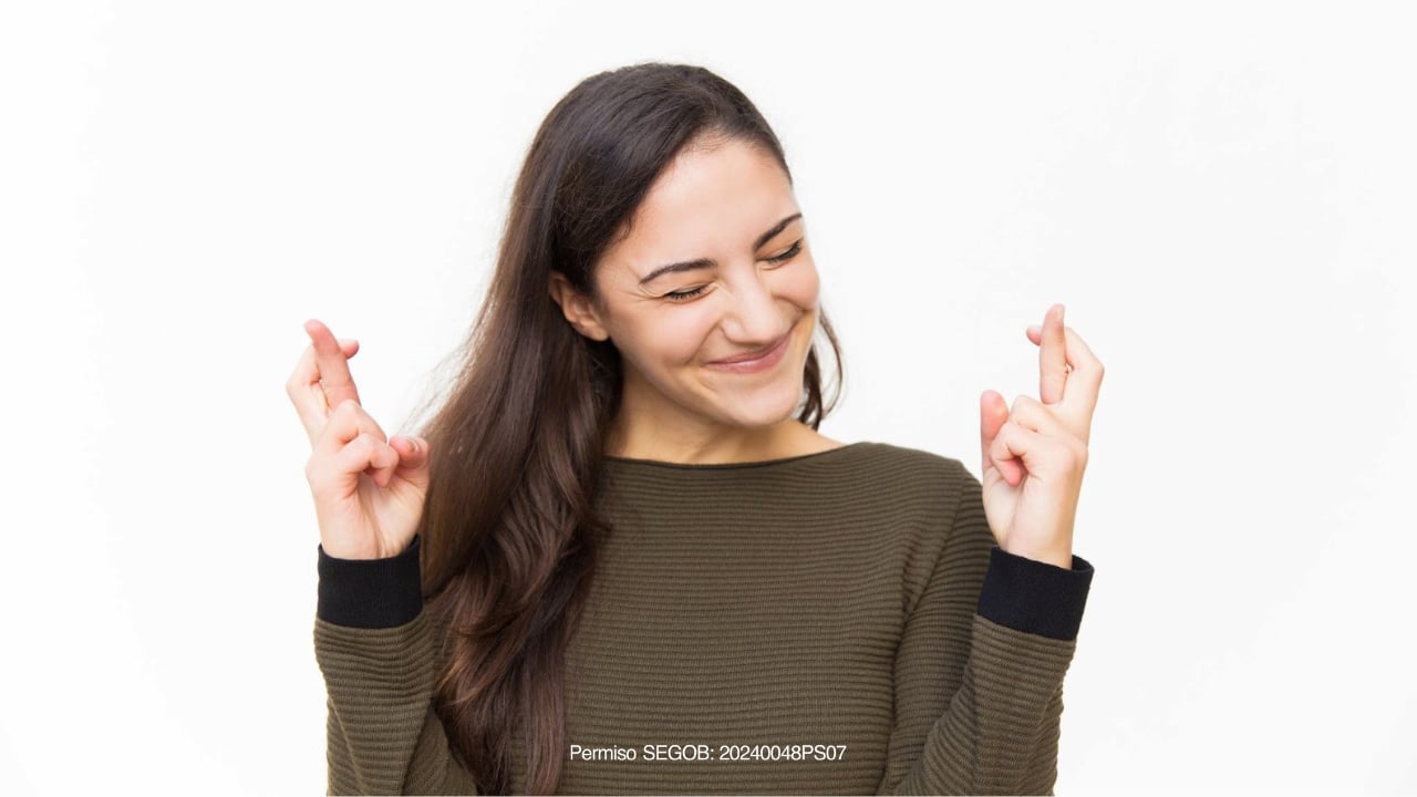 mujer cruzando dedos manifestando suerte 