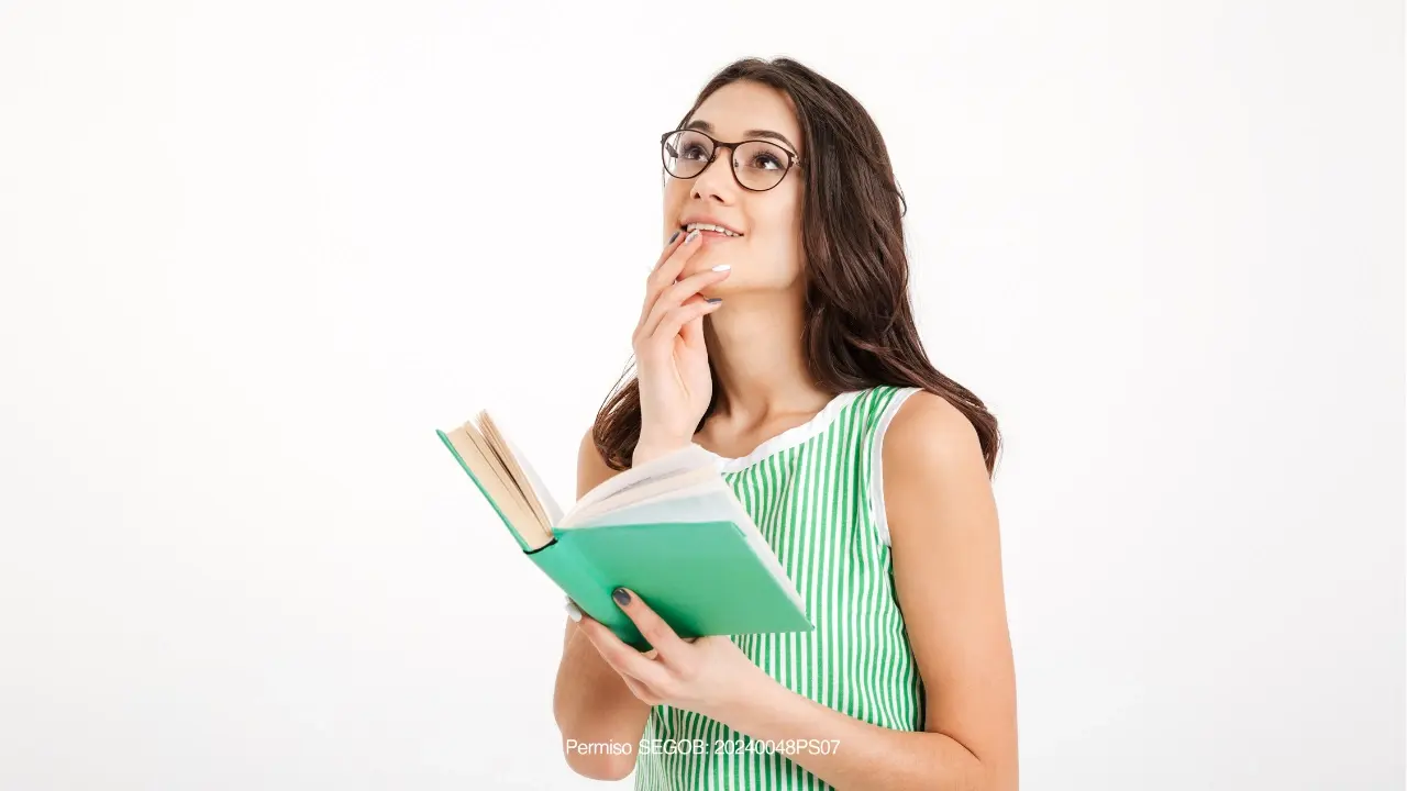 Mujer con libro pensando en la historia de los sorteos 