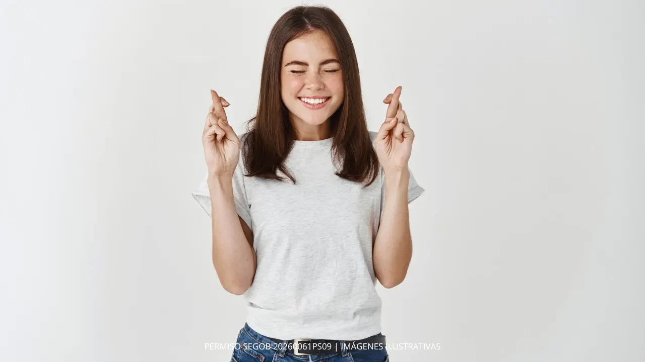 Persona feliz cruzando los dedos por que ya tiene su boleto perpetuo 