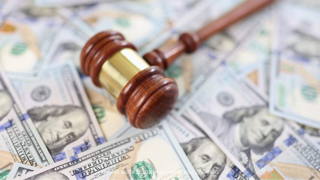 martillo de justicia sobre dinero de sorteo legal 