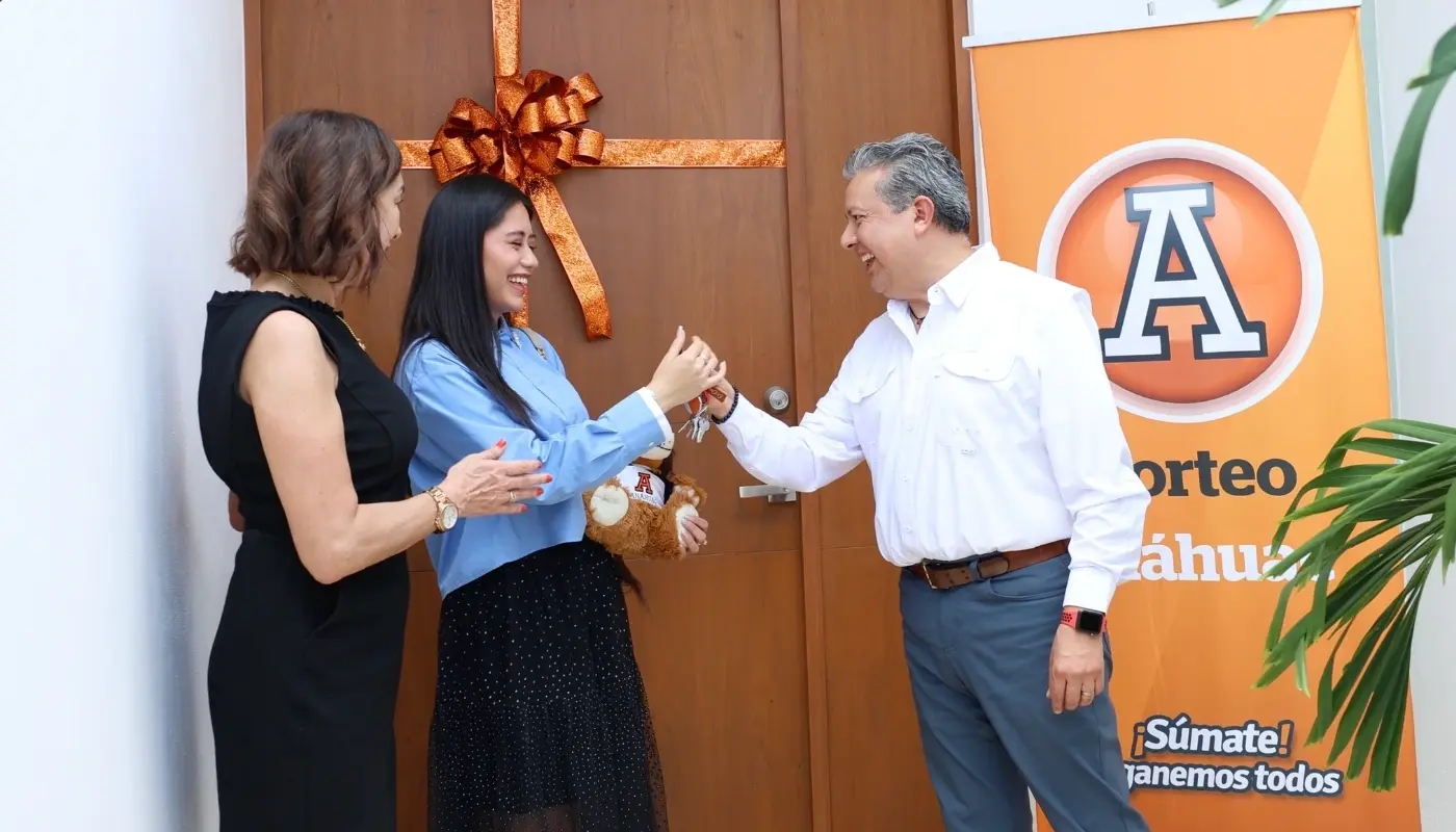 Familia feliz tras cumplir sus metas de año nuevo gracias a un premio de Sorteos Anáhuac