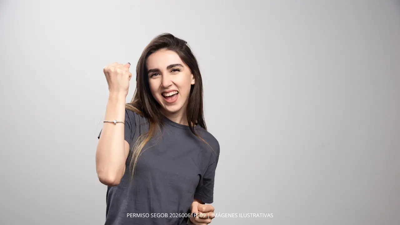 mujer feliz al elegir su boleto del sorteo anahuac 