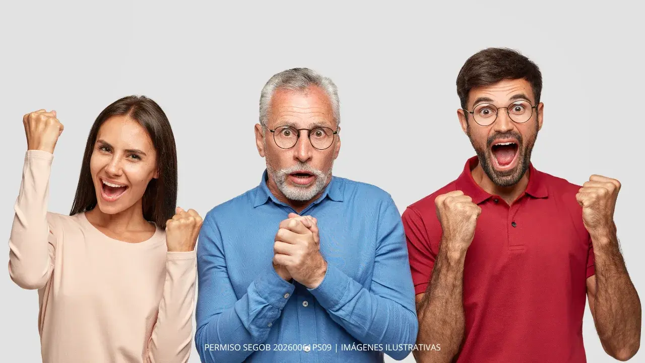 personas ganadoras de un premio en grupo 